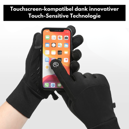 Eine Person trägt Tieberg - Thermo Handschuhe gegen kalte Hände von Tieberg mit rutschfester Silikonbeschichtung und nutzt ein Smartphone. Oben steht: Touchscreen-kompatibel dank innovativer Touch-Sensitive Technologie.